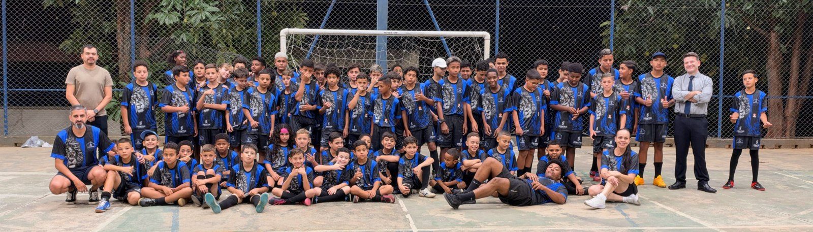 Participantes e equipe reunidos na entrega dos uniformes