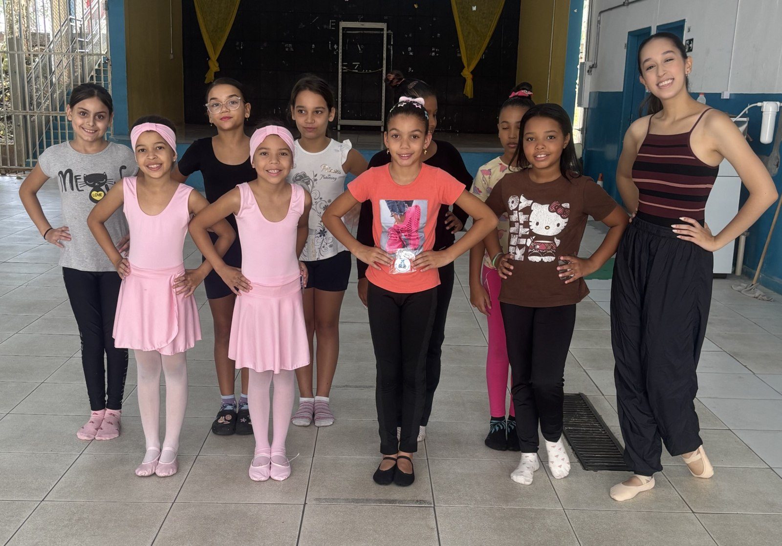 Grupo de crianças e professora na aula de dança